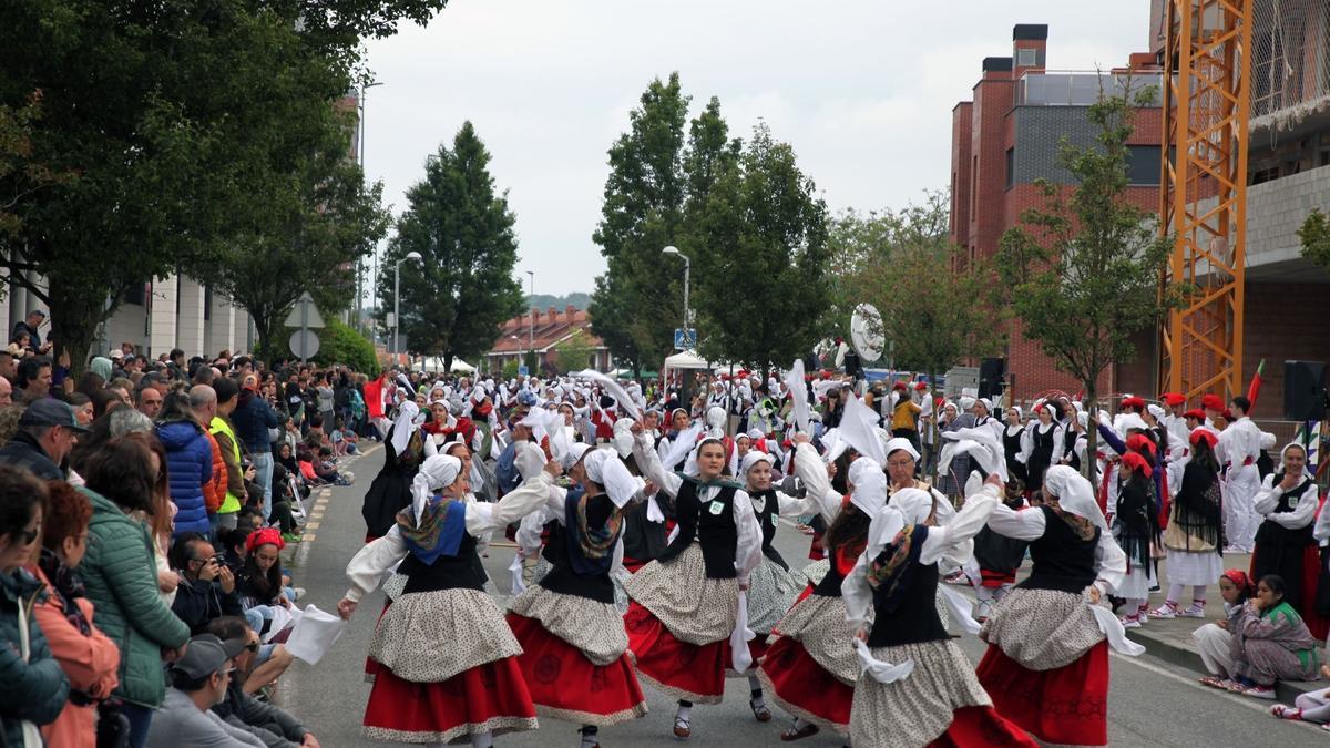 Más de 3.500 dantzaris llenan de colorido Urduliz